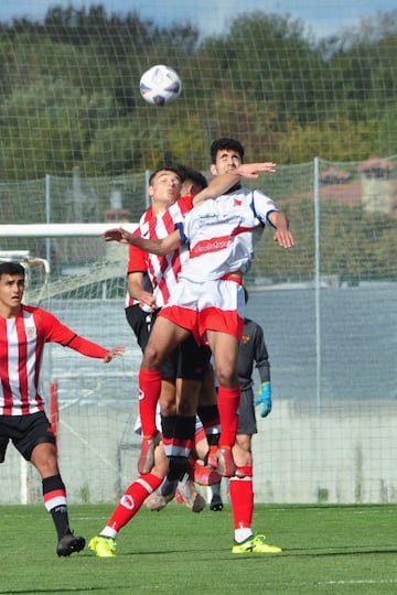 Mitxel Zorrozua (19) y Jon López (20) pugnan por un balón en la temporada 2021/22.