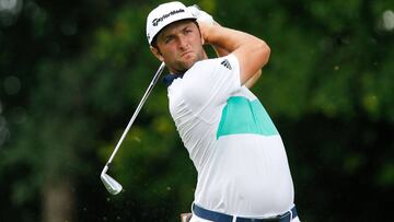 Jon Rahm golpea una bola durante el Fort Worth Invitational en el Colonial Country Club de Fort Worth, Texas.