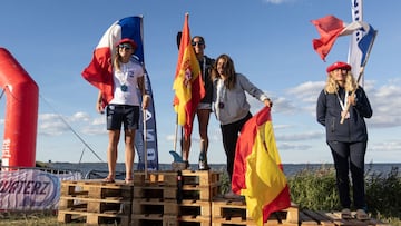 Esperanza Barreras, primera, y Laura Quetglas, tercera, en el podio del Euro SUP 2022 de Dinamarca en la categor&iacute;a femenina de Larga Distancia. 