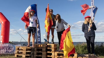 Esperanza Barreras, primera, y Laura Quetglas, tercera, en el podio del Euro SUP 2022 de Dinamarca en la categor&iacute;a femenina de Larga Distancia. 