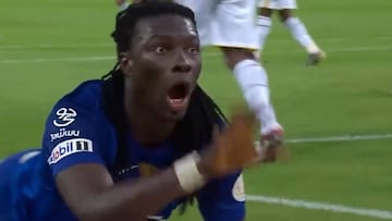 Gomis hizo su celebración de la pantera y este recogepelotas huyó muerto de miedo