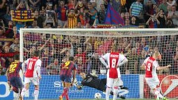 Valdés, deteniendo el penalti ante el Ajax.