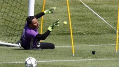 Pelotas de tenis. Keylor realiz&oacute; en la gira ejercicios de suelo.
 
 