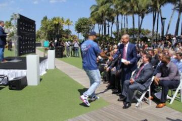 El rapero Flo Rida con Stephen Ross propietario del equipo de NFL Miami Dolphins.