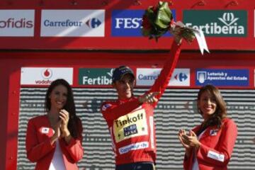 El ciclista Alberto Contador (Tinkoff) en el podio tras enfundarse el maillot rojo de líder al finalizar la contrarreloj de la décima etapa de la Vuelta a España disputada hoy entre el Real Monasterio de Santa María de Veruela y Borja, de 36,7 kilómetros.