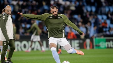 Borja Iglesias golpea el balón durante el calentamiento previo al partido entre el Celta y el Bolonia en Balaídos.