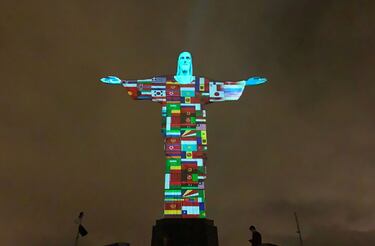 Cristo Redentor se ilumina como símbolo de unión ante coronavirus