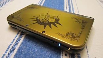 En febrero de 2015 llegó The Legend of Zelda: Majora’s Mask 3D a Nintendo 3DS. Un espectacular remake del clásico de Nintendo 64 que también fue celebrado con una edición especial de la consola. Y aunque los motivos estaban centrados en esta entrega, el diseño de la máquina era similar al de la Nintendo Switch Lite – Edición Hyrule, con el color dorado como protagonista y el resto de detalles en negro.