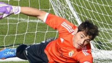 Iker Casillas se tira a por la pelota durante el entrenamiento en la Ciudad Deportiva de Valdebebas.