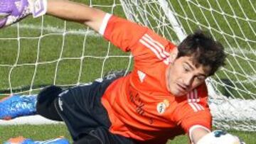 Iker Casillas se tira a por la pelota durante el entrenamiento en la Ciudad Deportiva de Valdebebas.
