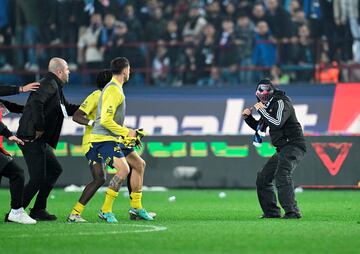 Al t¨¦rmino del encuentro entre Trabzonspor y Fenerbah?e en la liga turca (2-3), los hinchas del equipo local saltaron al c¨¦sped a recriminar la celebraci¨®n de los visitantes en el centro del campo. Los jugadores del Fenerbah?e respondieron a la agresi¨®n y hubo pu?etazos y patadas. Acabaron refugi¨¢ndose en el vestuario.