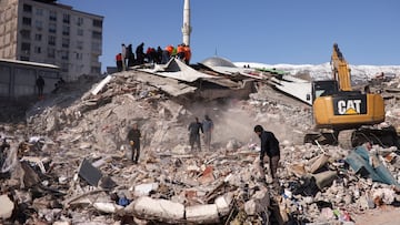 People work at the site of a collapsed building, in the aftermath of a deadly earthquake in Kahramanmaras, Turkey February 8, 2023. REUTERS/Stoyan Nenov