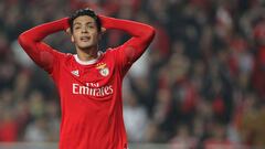 Sin el delantero mexicano, el Benfica tropez&oacute; ante el Vit&oacute;ria de Set&uacute;bal y, a pesar de que se mantiene l&iacute;der, permiti&oacute; recortar distancias al Porto.