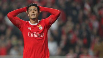 Sin el delantero mexicano, el Benfica tropezó ante el Vitória de Setúbal y, a pesar de que se mantiene líder, permitió recortar distancias al Porto.