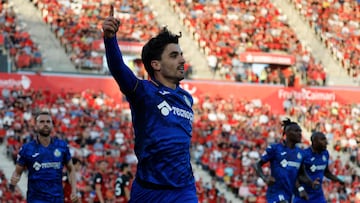 El centrocampista del Getafe Mauro Arambarri (c) celebra tras marcar el 0-1 durante el encuentro de LaLiga entre RCD Mallorca y Getafe CF disputado este doming en el estadio Son Moix de Palma de Mallorca.