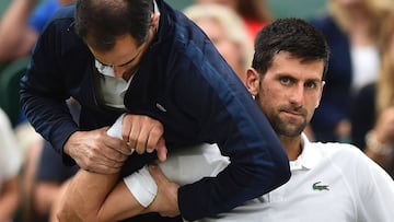 Novak Djokovic recibe atenci&oacute;n m&eacute;dica en su codo durante el partido de Wimbledon que disput&oacute; ante el franc&eacute;s Adrian Mannarino.