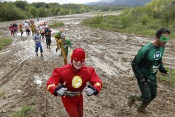 En Biere, el oeste de Suiza, se celebra una cómica y loca carrera en el barro, la conocida como "La Barjot Run", donde la imaginación juega un papel importante.