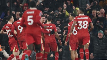 Liverpool (United Kingdom), 05/01/2025.- Liverpool's Mohamed Salah (C) celebrates with his teammates after scoring the 2-1 goal during the English Premier League match between Liverpool FC and Manchester United, in Liverpool, Britain, 05 January 2025. (Reino Unido) EFE/EPA/ADAM VAUGHAN EDITORIAL USE ONLY. No use with unauthorized audio, video, data, fixture lists, club/league logos, 'live' services or NFTs. Online in-match use limited to 120 images, no video emulation. No use in betting, games or single club/league/player publications.