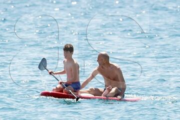 Zidane: Real Madrid coach and his family enjoy the sun in Ibiza