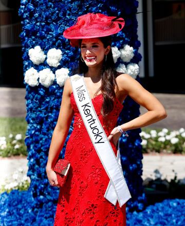 Aficionados a la hípica en el Churchill Downs de Kentucky durante la Kentucky Oaks.