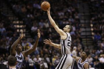 Manu Ginobili lanza frente a Andrew Nicholson.