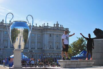 Fans 'holding' the huge replica Champions League trophy in Plaza Oriente