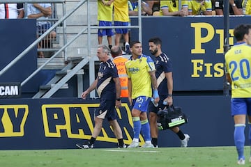 Ocampo abandonó el terreno de juego por su propio pie tras sus molestias.