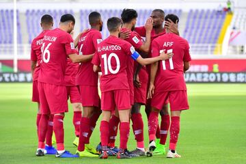 Los jugadores de Qatar celebran uno de los cuatro goles de Almoez Ali. 