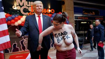 Una activista de Femen ha irrumpido en el acto de inauguración de la figura de Donald Trump del Museo de Cera con el pecho descubierto y un mensaje, "Agarrad al patriarcado por las pelotas"