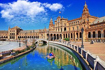 La Plaza de Espa&ntilde;a de Sevilla, tambi&eacute;n con barcas entre sus canales