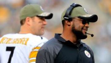 Mike Tomlin (derecha) ha renovado a su QB, &#039;Big&#039; Ben Roethlisberger, y no suele trabajar con grandes fichajes de agencia libre.