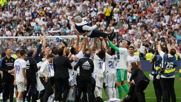 Carlo Ancelotti, manteado por los jugadores tras ganar la última Liga.