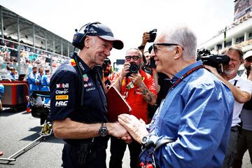 Adrian Newey (Red Bull) saluda a Piero Ferrari (Ferrari) en la parrilla del GP de Miami. F1 2024.