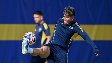 Boca Juniors' Chilean midfielder #08 Carlos Palacios controls the ball during a training session at Barry University, in Miami, Florida on June 19, 2025, ahead of the Club World Cup 2025 football match between Germany's Bayern Munich and Argentina's Boca Juniors. (Photo by Chandan KHANNA / AFP)