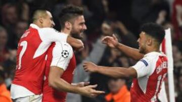 Alexis Sánchez celebra con Giroud el gol del triunfo.