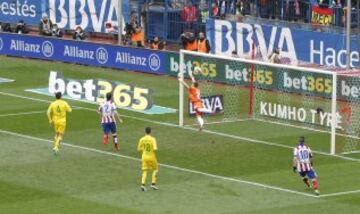 Fernando Torres marca el 1-0.