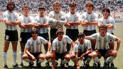 MEXICO - JUNE 29:  WM 1986, Finale, Mexico; ARGENTINIEN - DEUTSCHLAND 2:3; TEAM ARGENTINIEN/hintere Reihe v.li.n.re.: Sergio Daniel BATISTA, Jose Luis CUCIUFFO, Julio OLARTICOECHEA, TORWART Nery Alberto PUMPIDO, Jose Luis BROWN, Oscar Alfredo RUGGERI, Diego Armando MARADONA; vordere Reihe v.li.n.re.: Jorge Luis BURRUCHAGA, Ricardo Omar GIUSTI, Hector Adolfo ENRIQUE, Jorge Alberto VALDANO  (Photo by Bongarts/Getty Images)