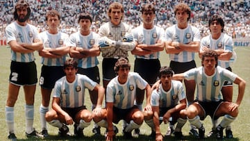 MEXICO - JUNE 29:  WM 1986, Finale, Mexico; ARGENTINIEN - DEUTSCHLAND 2:3; TEAM ARGENTINIEN/hintere Reihe v.li.n.re.: Sergio Daniel BATISTA, Jose Luis CUCIUFFO, Julio OLARTICOECHEA, TORWART Nery Alberto PUMPIDO, Jose Luis BROWN, Oscar Alfredo RUGGERI, Diego Armando MARADONA; vordere Reihe v.li.n.re.: Jorge Luis BURRUCHAGA, Ricardo Omar GIUSTI, Hector Adolfo ENRIQUE, Jorge Alberto VALDANO  (Photo by Bongarts/Getty Images)