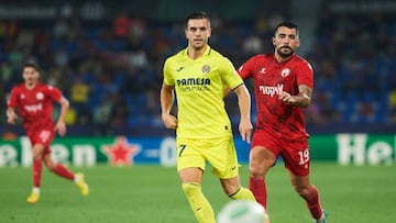 VILLARREAL, SPAIN - OCTOBER 27: Giovani Lo Celso of Villarreal CF and Shai Elias of FC Hapoel Beer Sheva look on during the UEFA Europa Conference League group C match between Villarreal CF and Hapoel Be'er Sheva at Estadio de la Ceramica on October 27, 2022 in Villarreal, Spain. (Photo by Maria Jose Segovia/DeFodi Images via Getty Images)