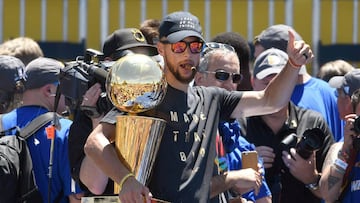 OAKLAND, CA - JUNE 15: Stephen Curry #30 of the Golden State Warriors holding onto the Larry O Brien Trophy of celebrates the Warriors 2017 NBA Championship at The Henry J. Kaiser Convention Center during thier Victory Parade and Rally on June 15, 2017 in Oakland, California.   Thearon W. Henderson/Getty Images/AFP
 == FOR NEWSPAPERS, INTERNET, TELCOS &amp; TELEVISION USE ONLY ==