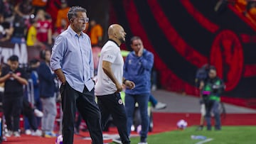 Juan Carlos Osorio pierde los papeles y se va expulsado