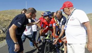 El colombiano Nairo Quintana (Movistar),tras caerse durante la contrarreloj de la décima etapa de la Vuelta a España disputada hoy entre el Real Monasterio de Santa María de Veruela y Borja, de 36,7 kilómetros. 