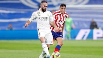 Dani Carvajal y Nahuel Molina, en una jugada del derbi de Liga Real Madrid-Atlético disputado en febrero de 2023 en el Santiago Bernabéu.