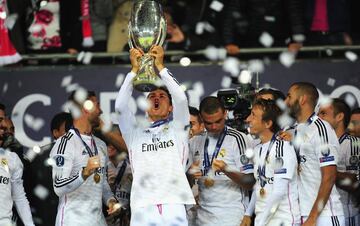Cristiano tiene tres Supercopas de Europa. En la foto, levanta la Supercopa de 2014 ganada al Sevilla. 