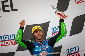 Nagashima, Bastianini, Marini, Bastianini, Lowes y de nuevo Bastianini. Todos esos cambios de líder experimentó la categoría de Moto2, imponiéndose finalmente La Bestia en Portimao con nueve puntos de ventaja sobre Marini y Lowes, que también llegaron con opciones a la última carrera. El nuevo campeón remató el título con un quinto puesto antes de subir a MotoGP la próxima temporada por la puerta grande, como campeón. Martín habría estado en la pelea hasta el final de no perderse dos carreras al dar positivo en coronavirus. 