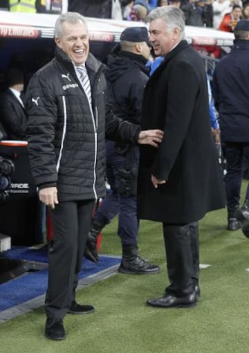 Javier Aguirre y Ancelotti se saludan antes de comenzar el encuentro.