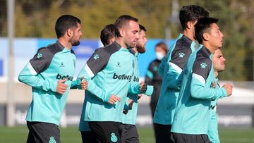 Darder y algunos de los jugadores del Espanyol, corriendo.