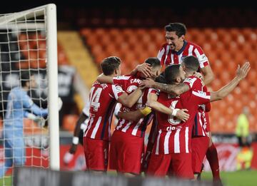 Los jugadores del Atlético de Madrid celebran el 0-1 de Lato en propia puerta. 




















