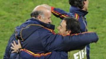 Del Bosque abraza a Javier Mi&ntilde;ano.