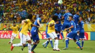 GOLAZO. Momento en el que Neymar lanza la falta con la que batió a Buffon.